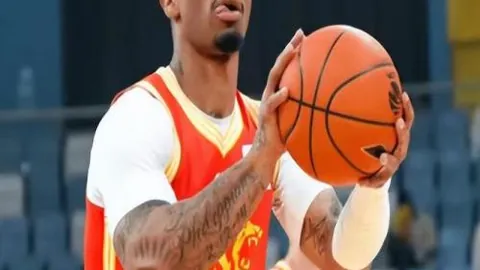 第九届哈尔滨亚冬会开幕，男子冰球赛事首播，央视新闻客户端同步呈现